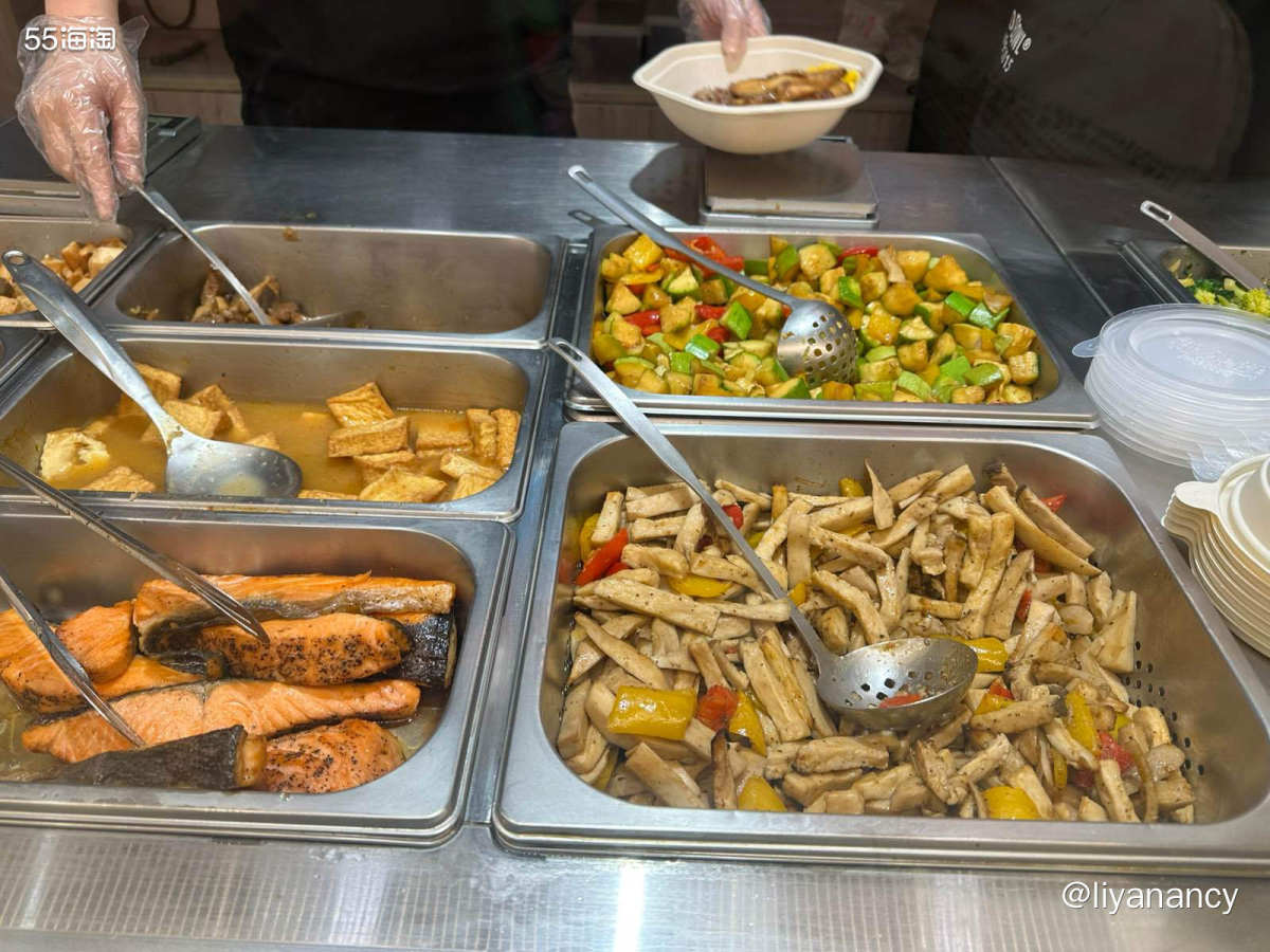 超级碗变样了，以前的调料汁都是店员帮忙加好，现在是给小包装的