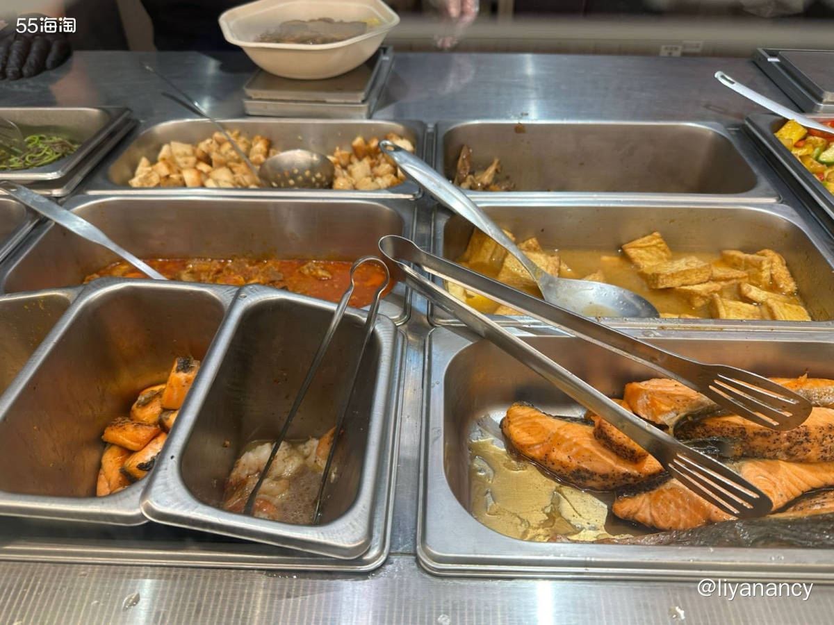 超级碗变样了，以前的调料汁都是店员帮忙加好，现在是给小包装的