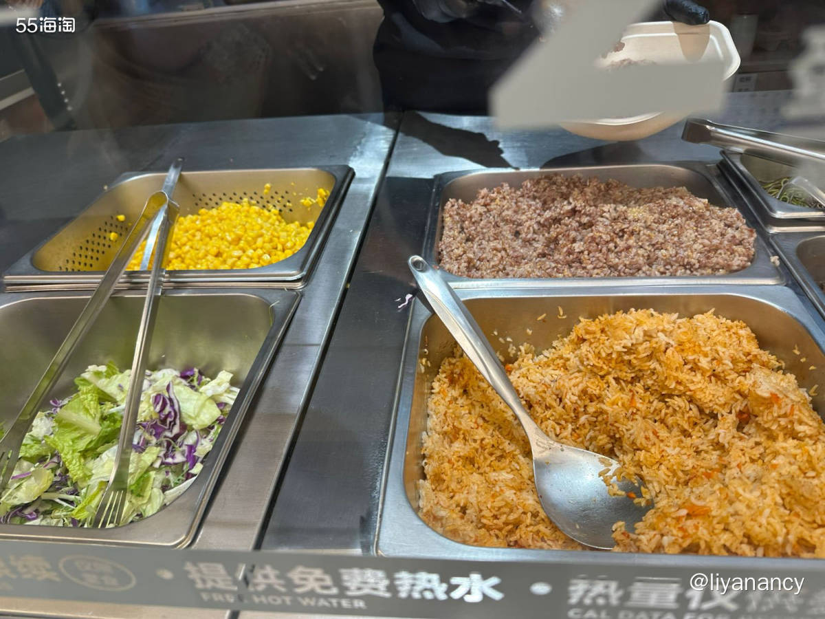 超级碗变样了，以前的调料汁都是店员帮忙加好，现在是给小包装的