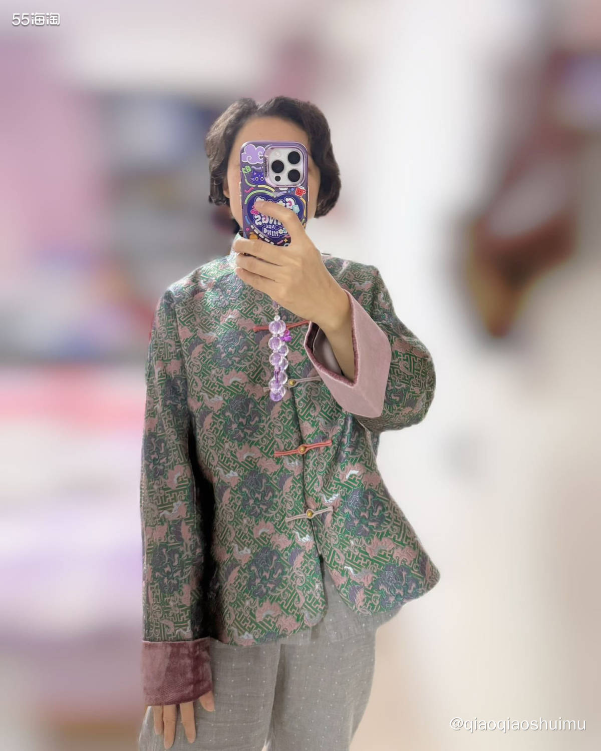 前几天回青岛老姐姐穿了一件新中式上衣，心想也是，自己这个岁数