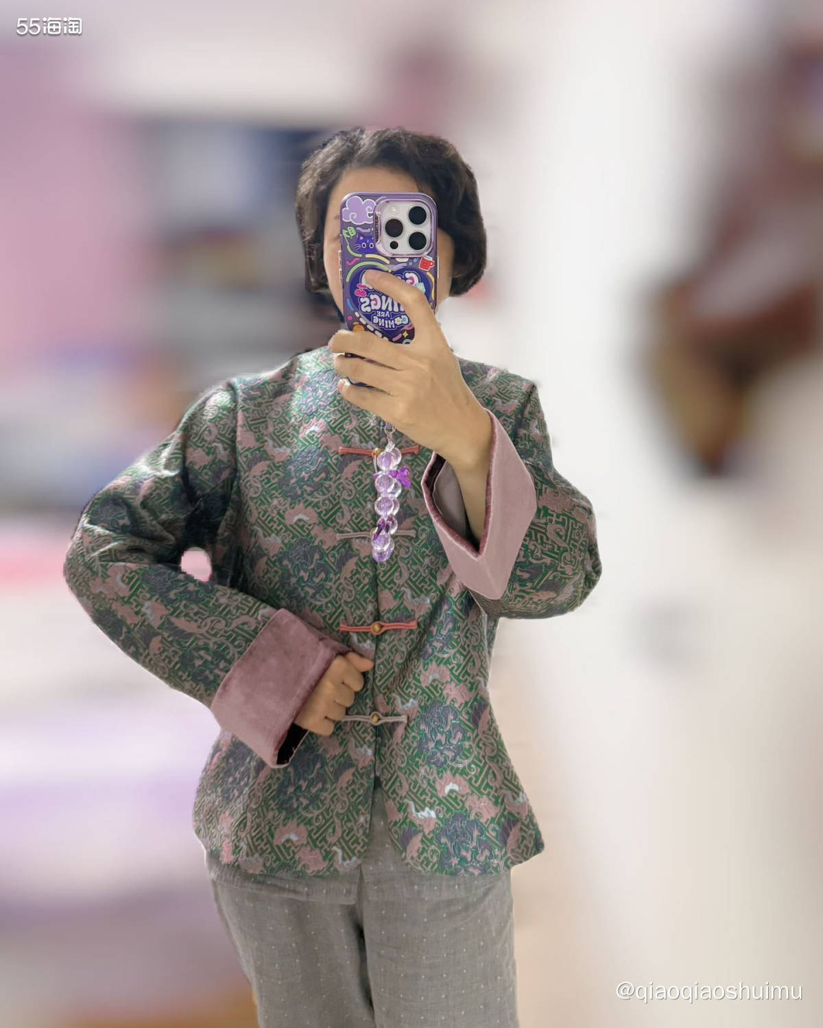 前几天回青岛老姐姐穿了一件新中式上衣，心想也是，自己这个岁数