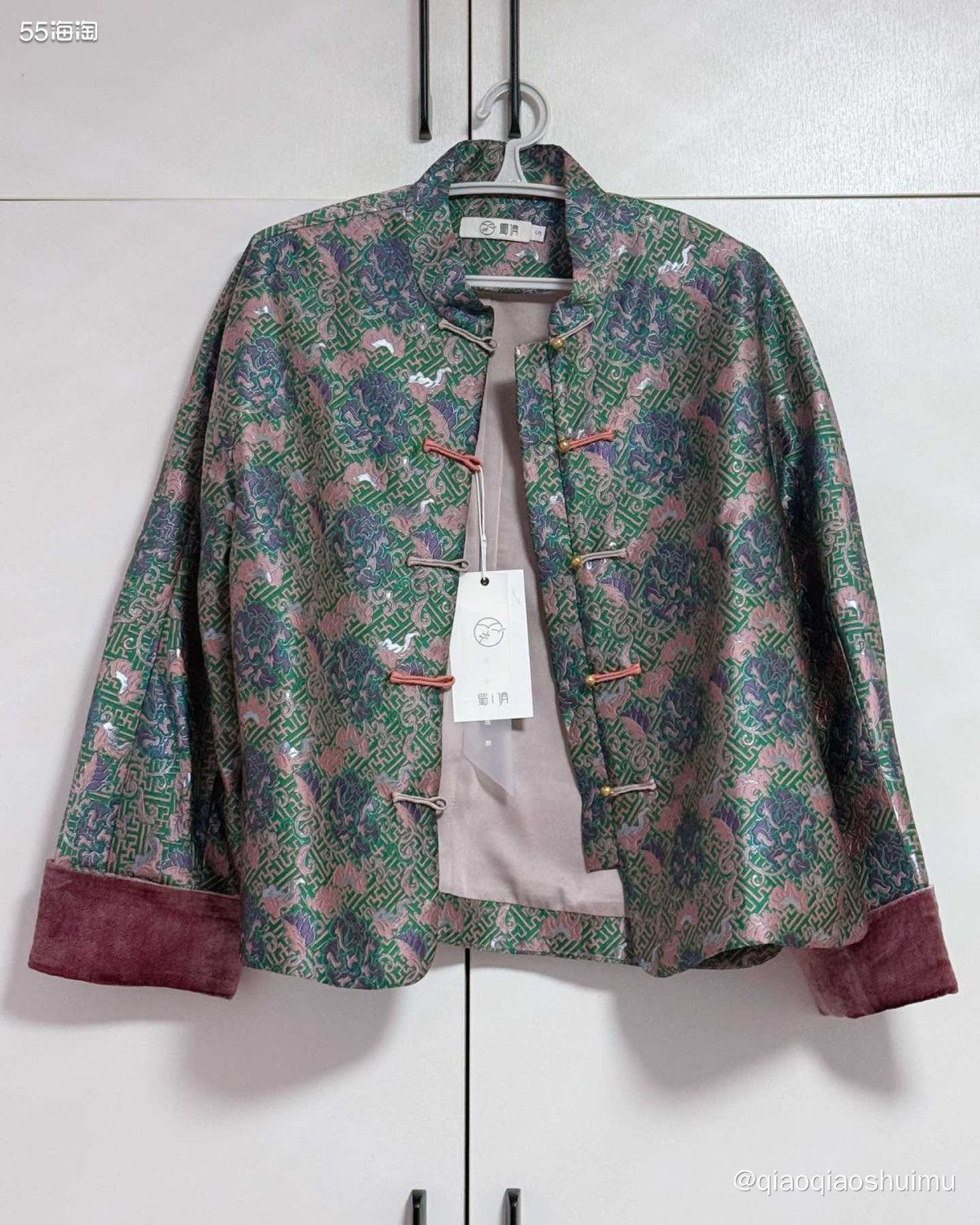 前几天回青岛老姐姐穿了一件新中式上衣，心想也是，自己这个岁数