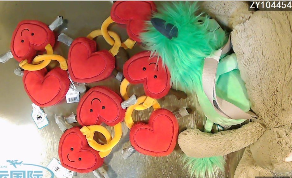 这箱里面是3个爱心锁，一个兔子双肩包，一只绿毛怪~ 这个绿毛