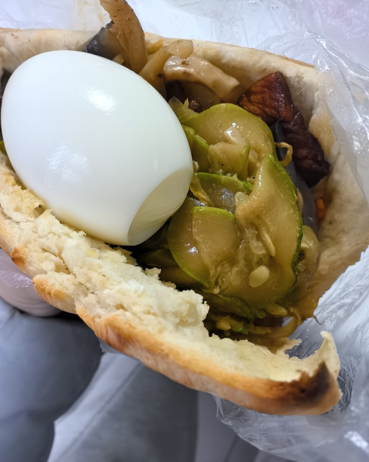 这个是我带的午餐。月牙饼是我公公在老家买来的。 这个月牙饼一