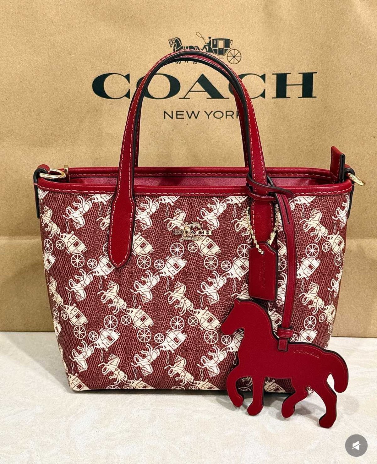 🐎coach出了马年限定包了，设计非常讨喜，标志性的小马车