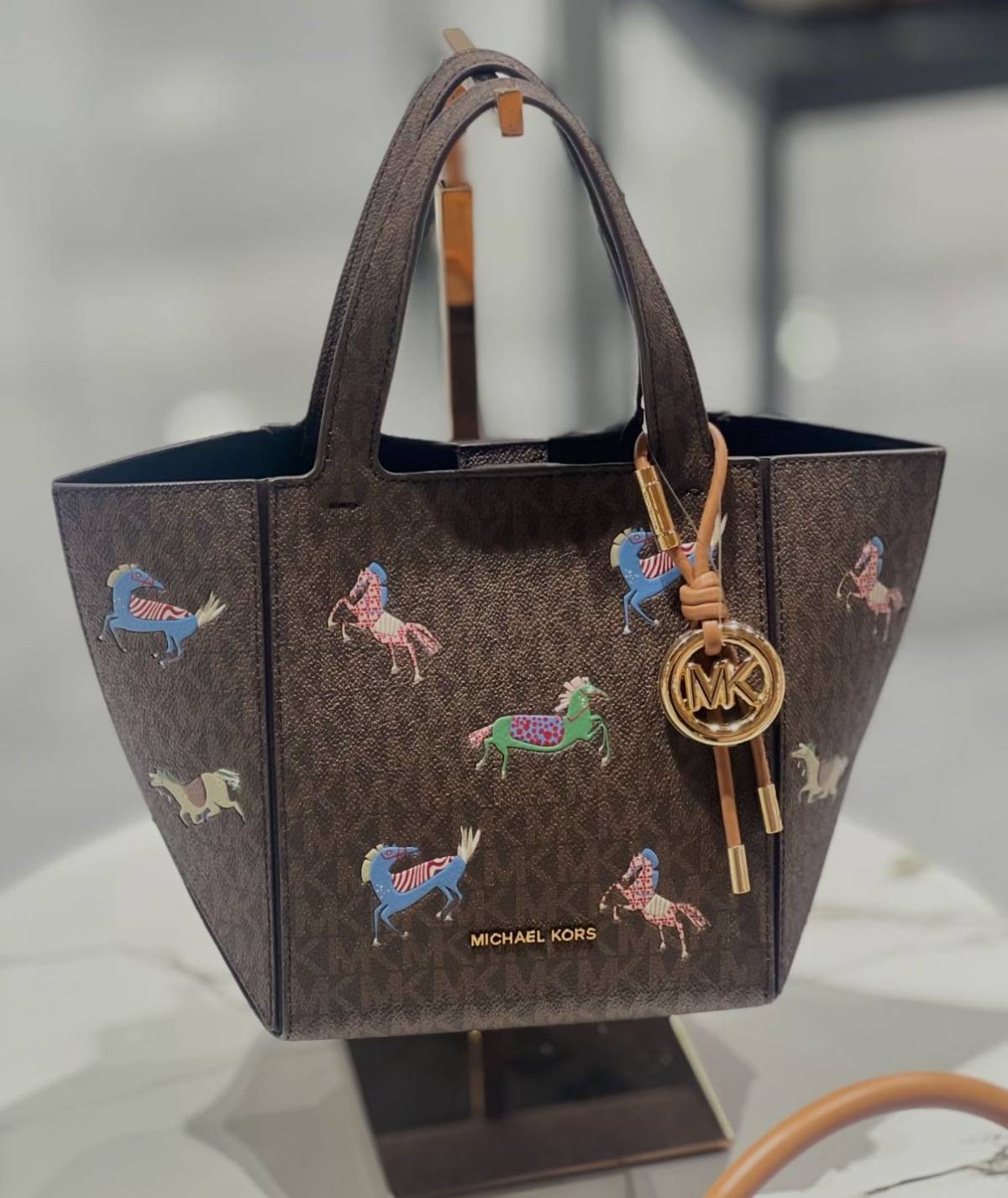 🐎马年的限定包包怎么能少了Mk，今年的限定mk还是推出它的