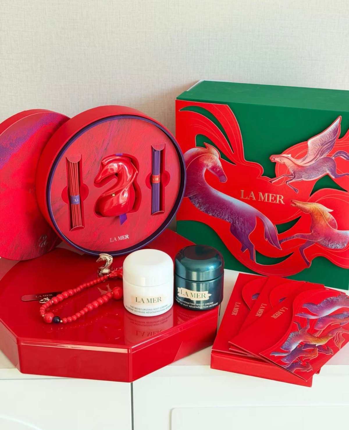 海蓝之谜新年礼盒，真的是太美丽了呢，直接被赠品美到了，而且礼