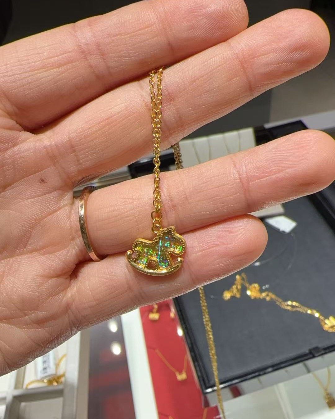 🐎元旦那天去商场逛，看到周大福上新了很多新款，一眼看中了这