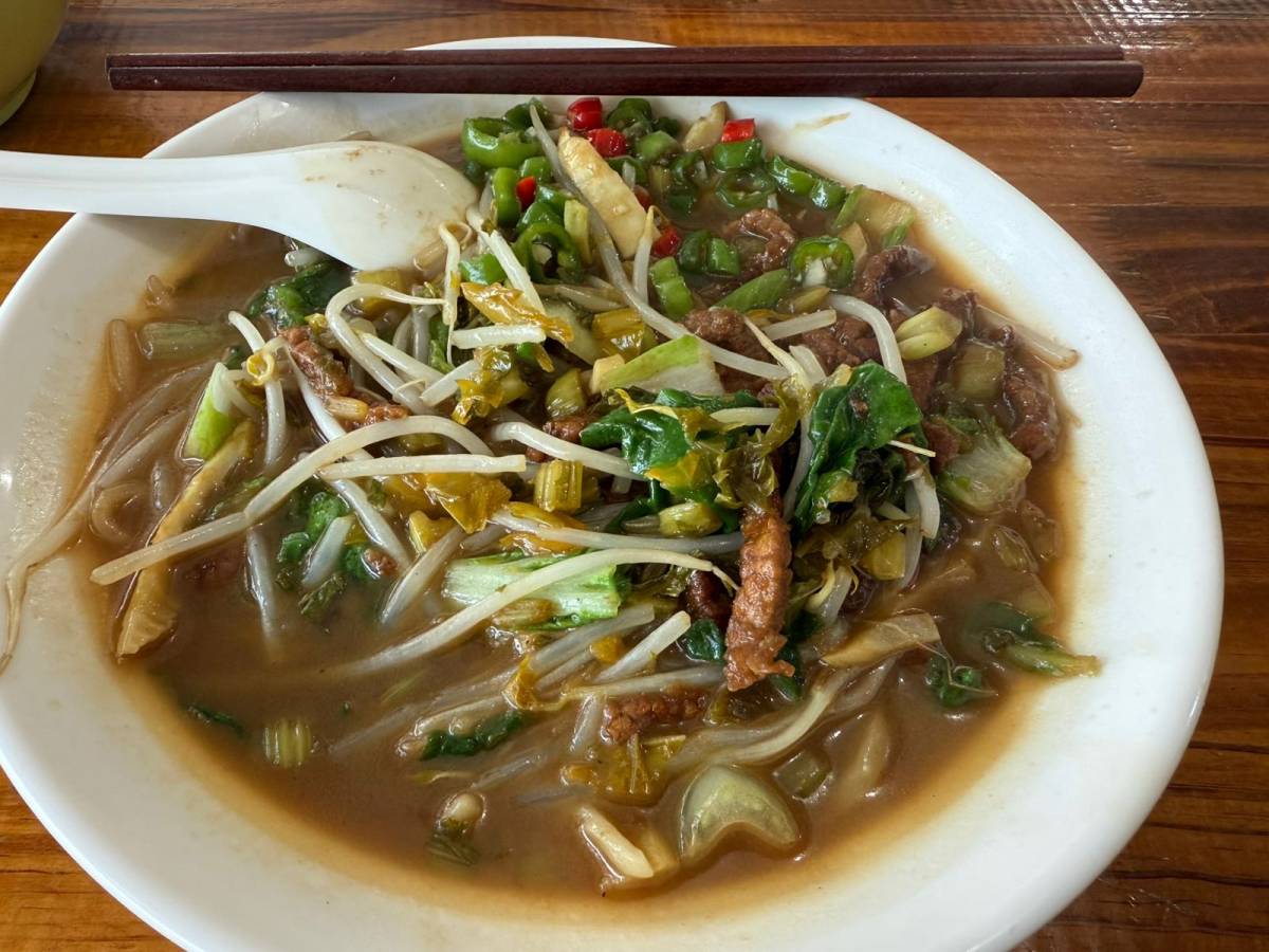 🍜晚上加完班太迟了，就在楼下吃了一碗鲜牛肉面。面条是次坞手