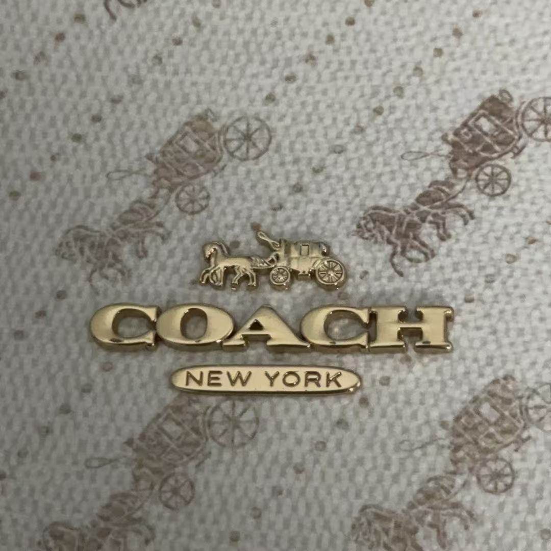 最近新入手了一个coach包包，在网上看了一圈鉴定图片，看这