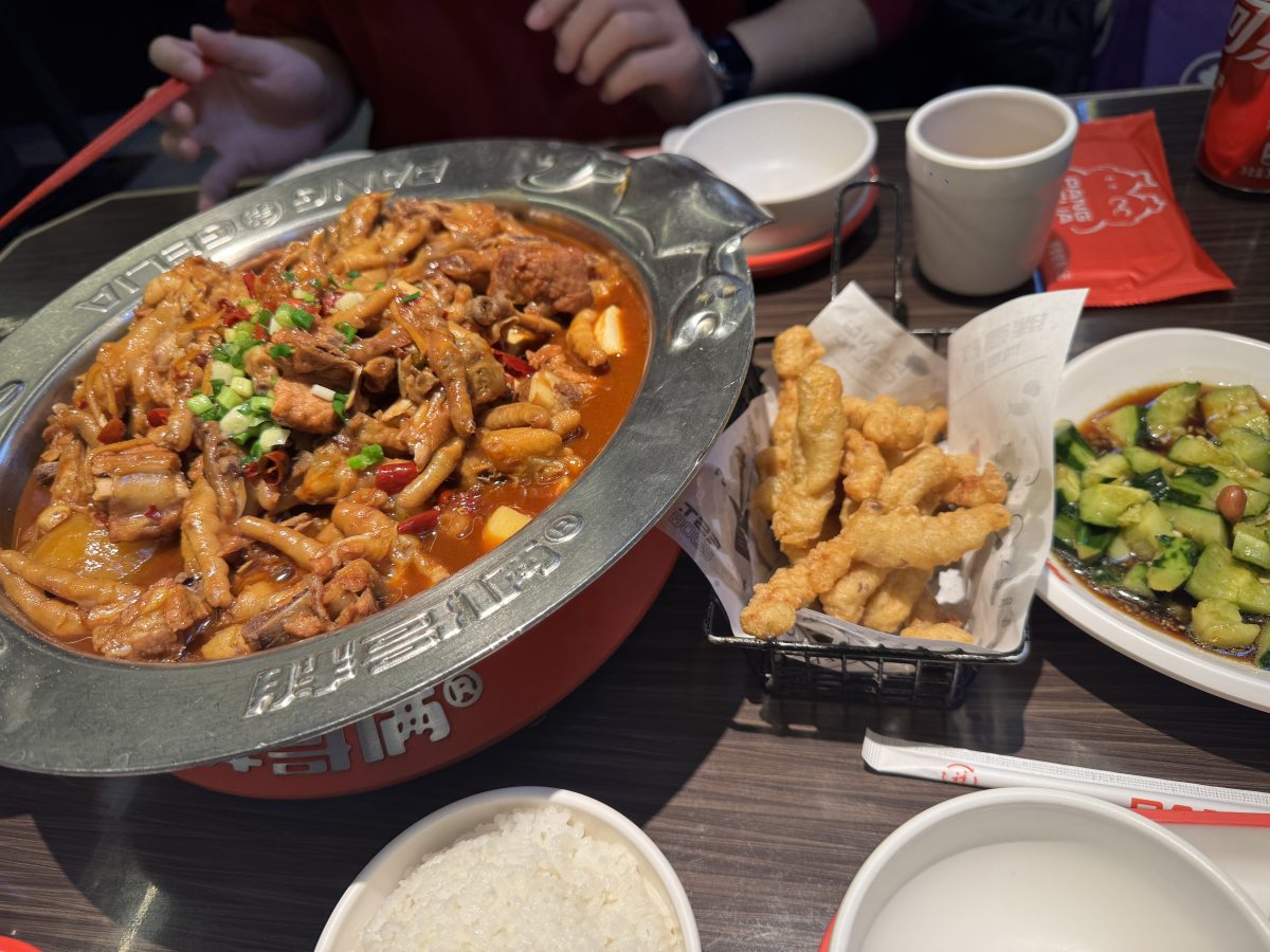 周一下班比较晚，回家吃饭来不及了，和同事一拍即合去店里吃。去