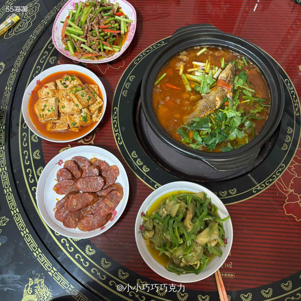 又到周末可以回妈妈家啦，大餐吃起来，冬天在烤火炉上吃饭真的在