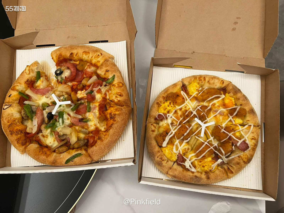 🍕上上个周日的下午，队友带孩子去商场玩，回来带了两个披萨，