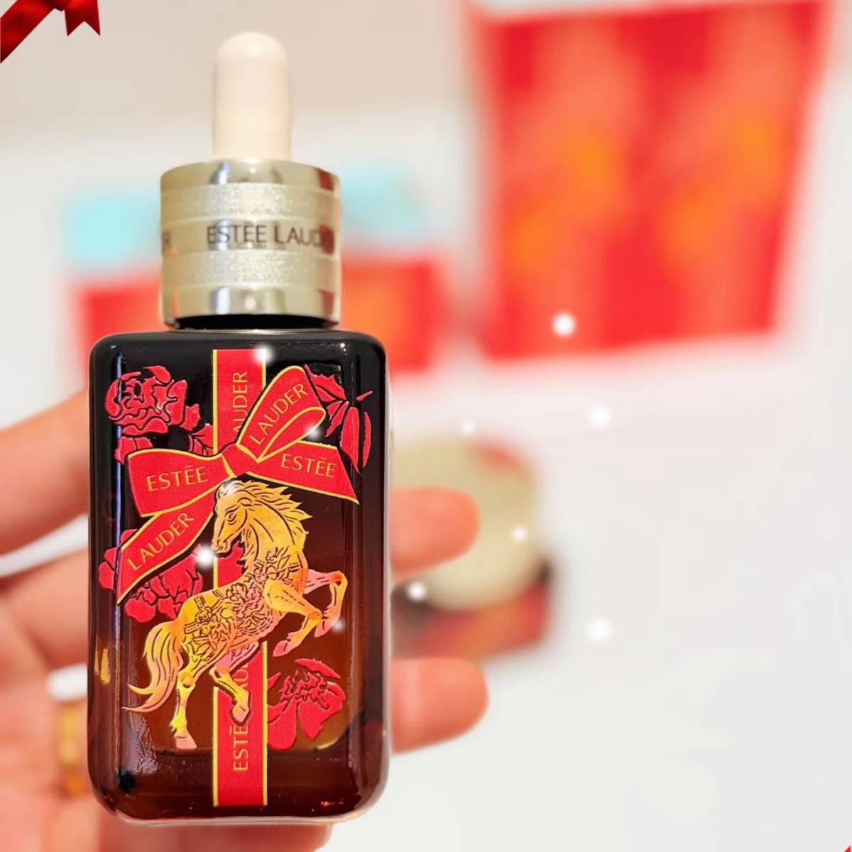 红金配色搭金马牡丹纹样，年味足又不浮夸，礼盒质感拉满。 他家