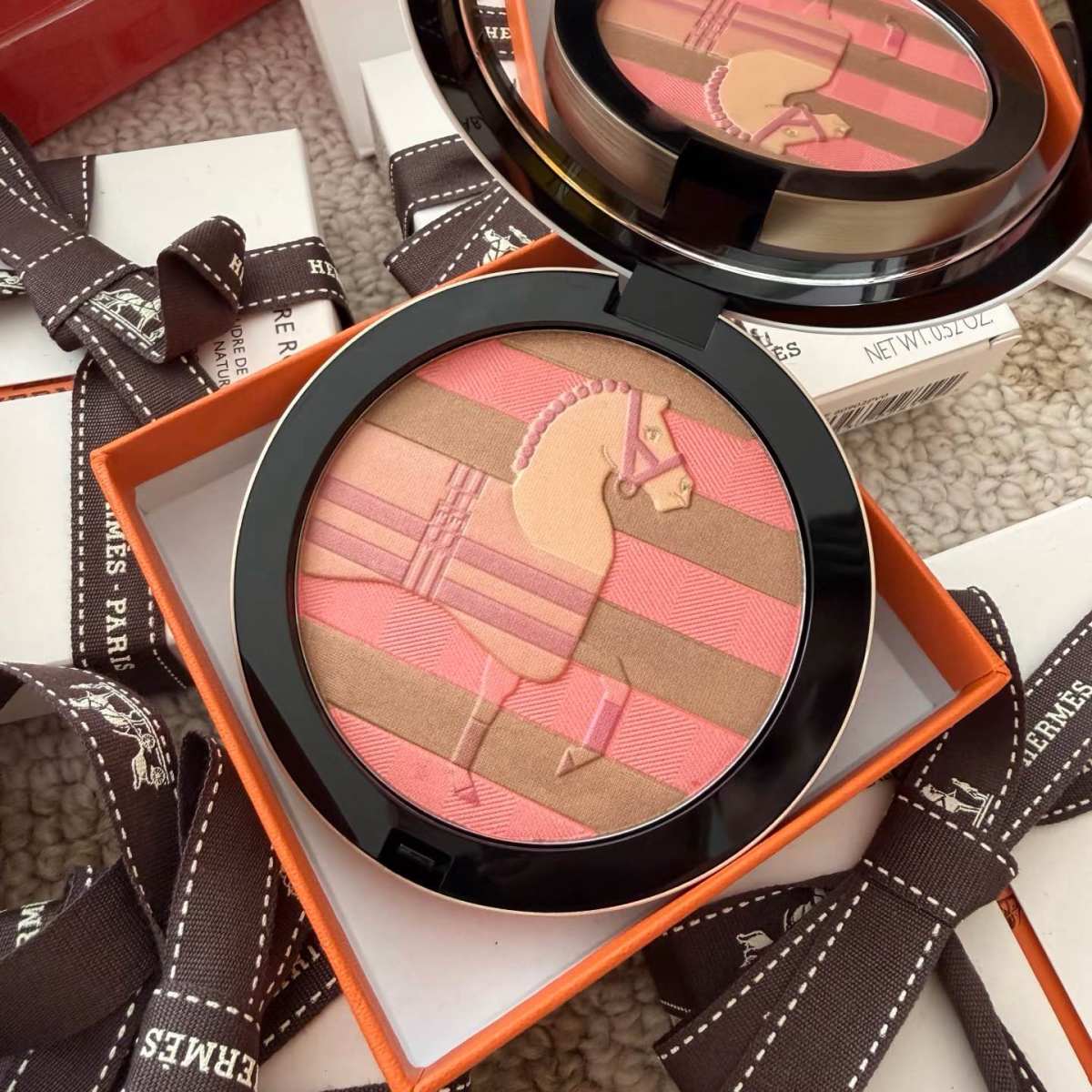 爱马仕这盘马年限定真的长在审美上，不是硬堆年味的款，名字就带