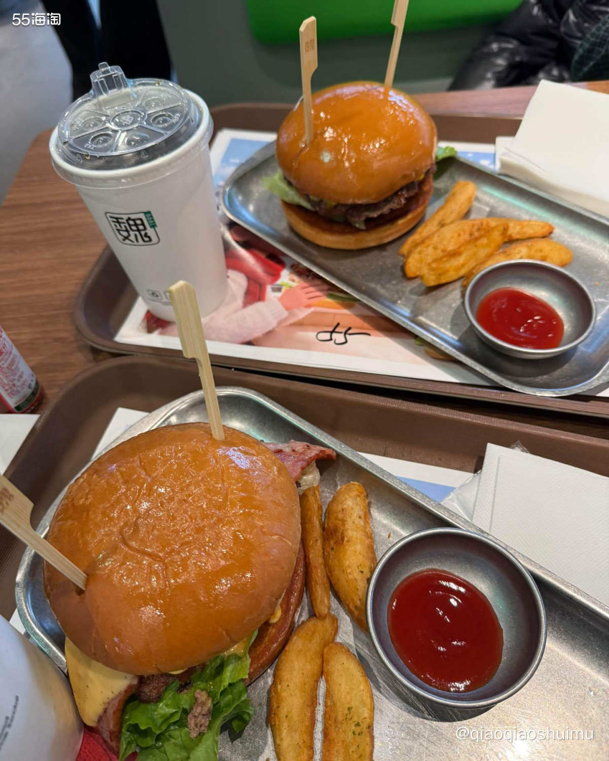 很爱魏家凉皮，但吃他家的汉堡还是第一次。 选了两个汉堡套餐，