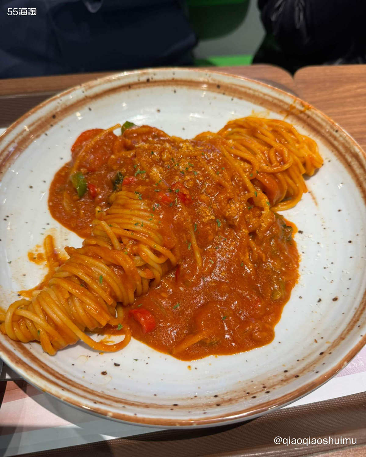 很爱魏家凉皮，但吃他家的汉堡还是第一次。 选了两个汉堡套餐，