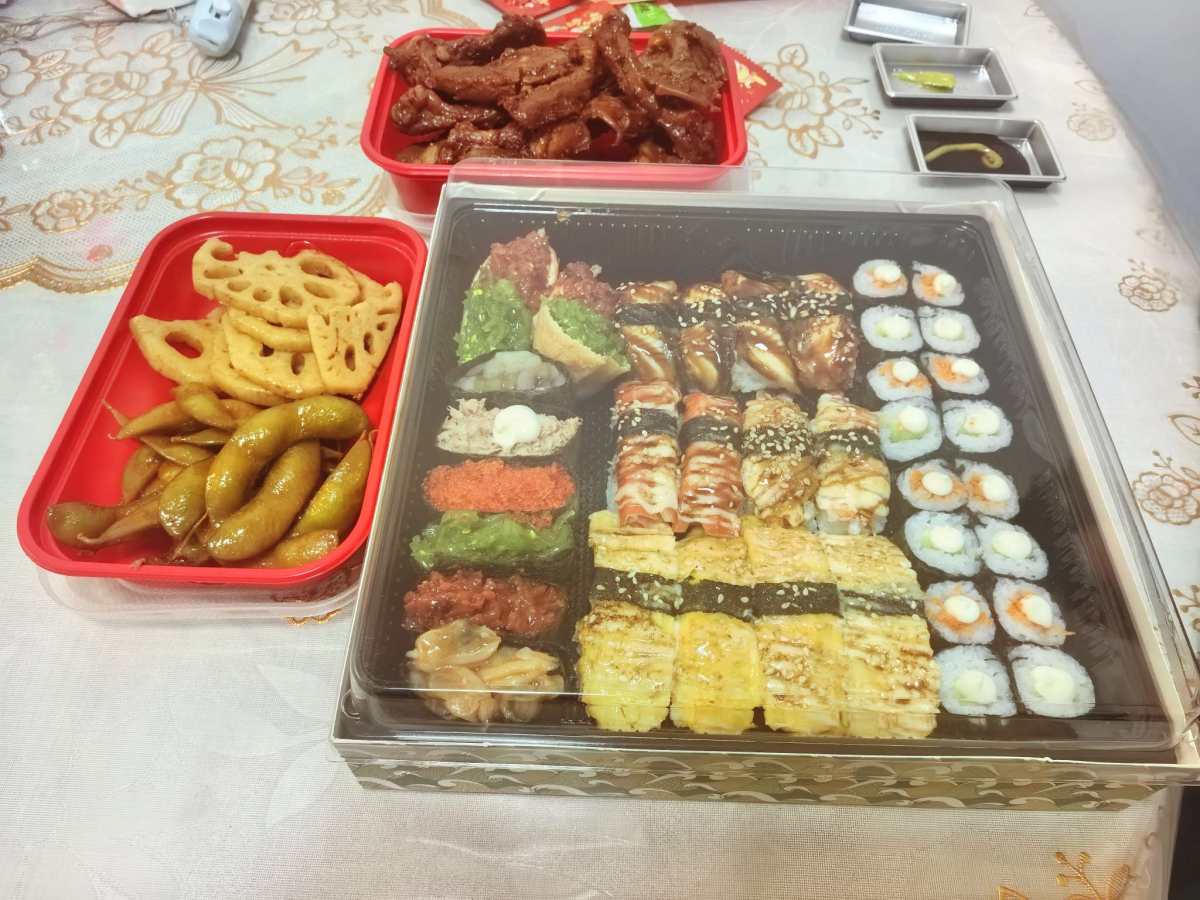 🌸好久没来分享美食啦，走起。小区附近新开了家寿司店，晚上不
