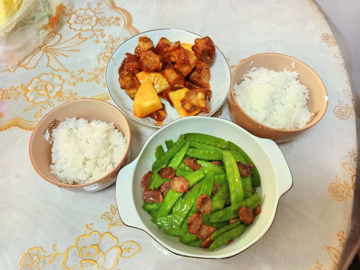 🌸继续分享美食啦，前几天在天猫超市翻牌翻出一包李锦记菠萝糖