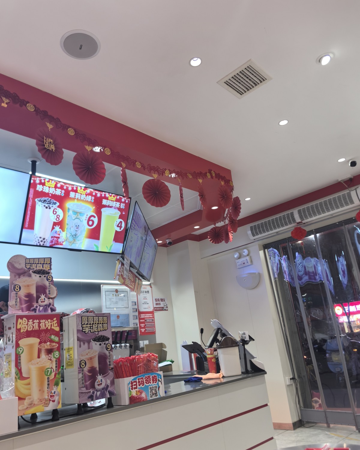 这家店就在大学城跟前的路口， 最近因为刚好是大学生都放假了，