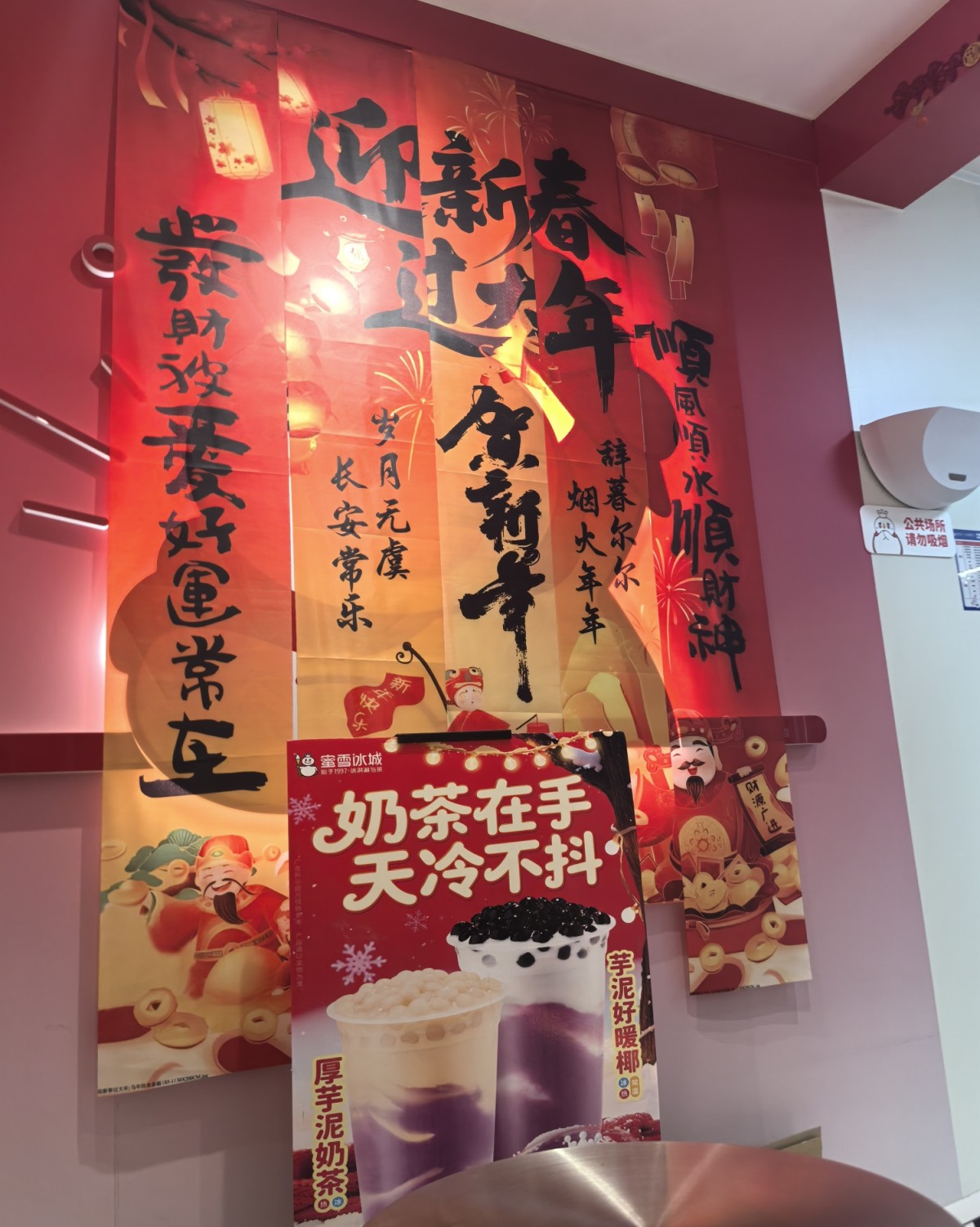 这家店就在大学城跟前的路口， 最近因为刚好是大学生都放假了，