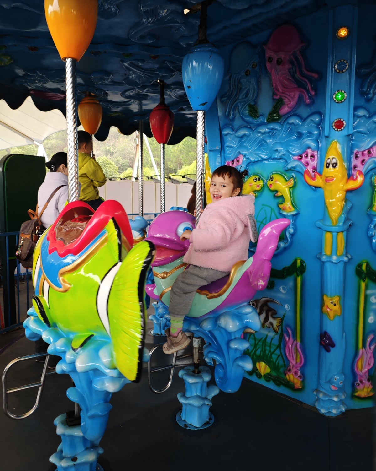 初四大家亲戚走的差不多了，就约着一起去盘龙大观园来玩～  ✨