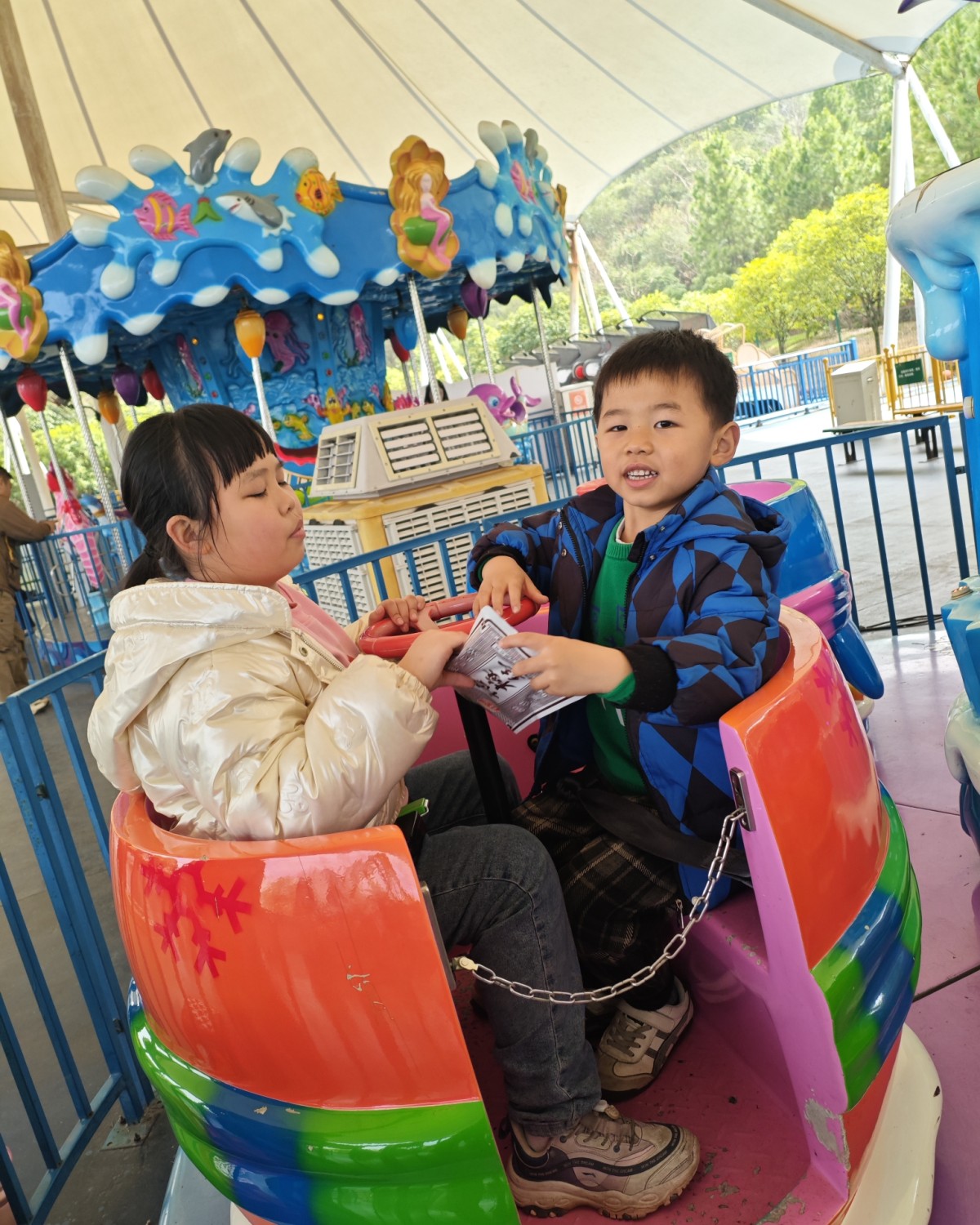 初四大家亲戚走的差不多了，就约着一起去盘龙大观园来玩～  ✨