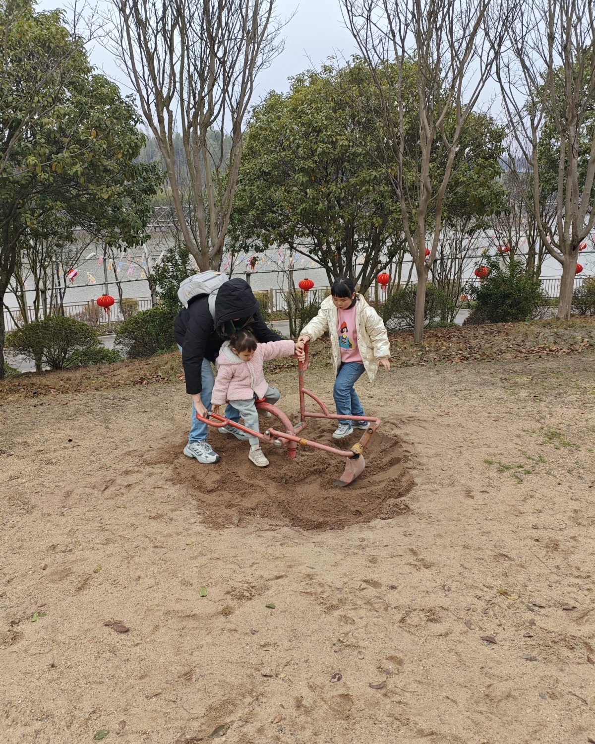 初四大家亲戚走的差不多了，就约着一起去盘龙大观园来玩～  ✨