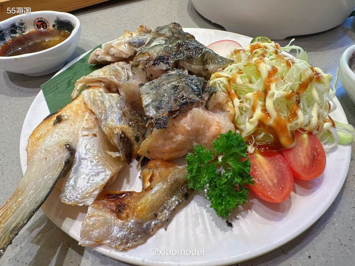 😀某天和朋友去吃的万岁寿司，虽然有很多家连锁店，但她觉得这