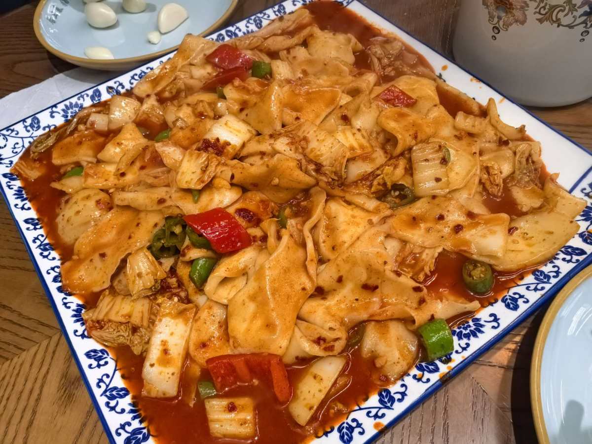 下雨天，刚好我老公加班回来让我陪他一起去吃这家猫耳朵， 前一