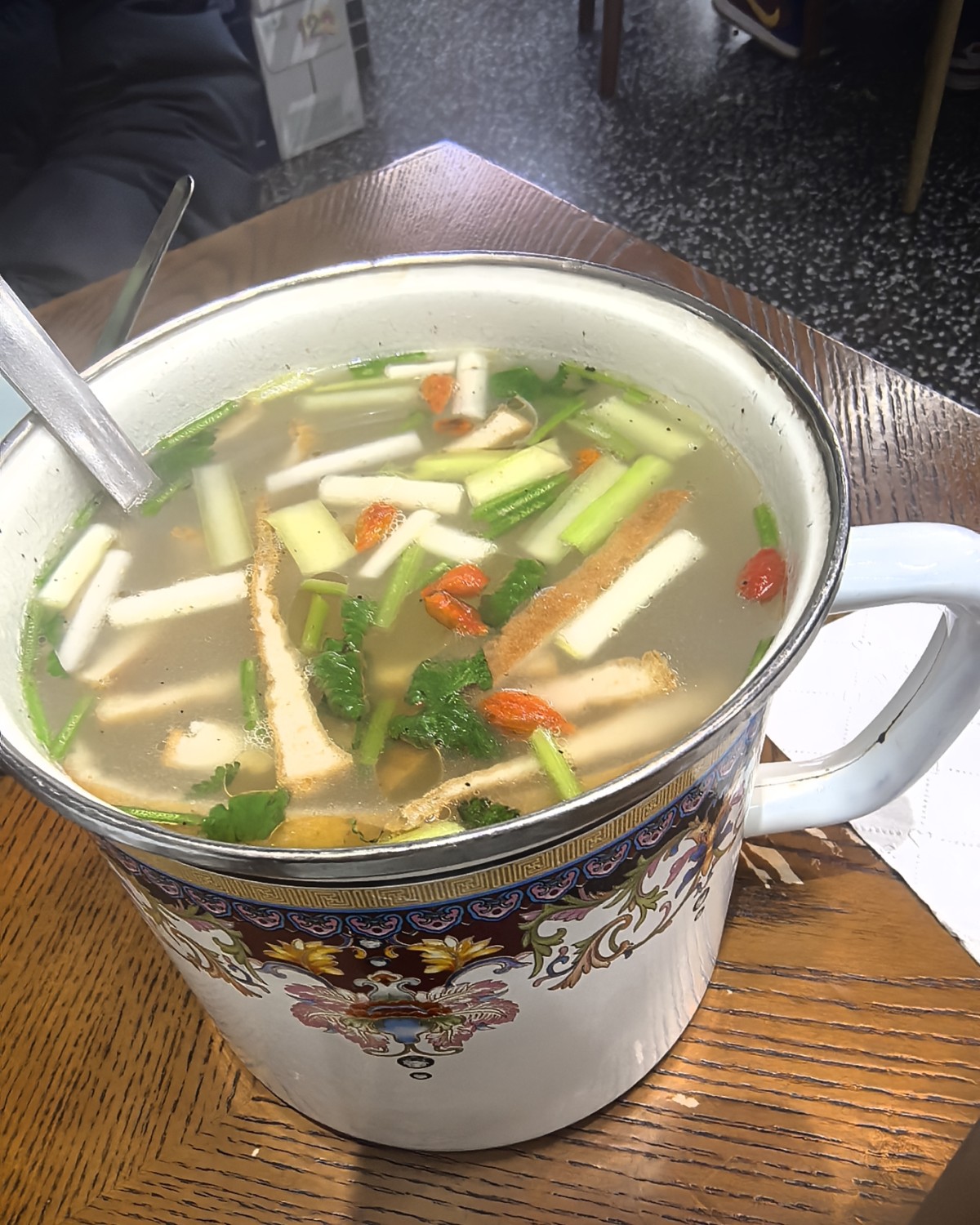 下雨天，刚好我老公加班回来让我陪他一起去吃这家猫耳朵， 前一