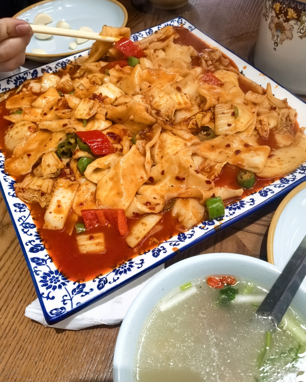 下雨天，刚好我老公加班回来让我陪他一起去吃这家猫耳朵， 前一