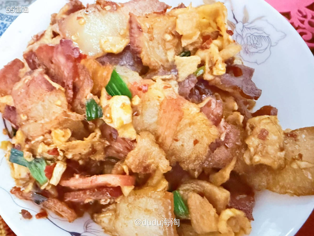 🌿湖南人的过年真的少不了各种腊味，烟熏火燎的产品，桌子上必