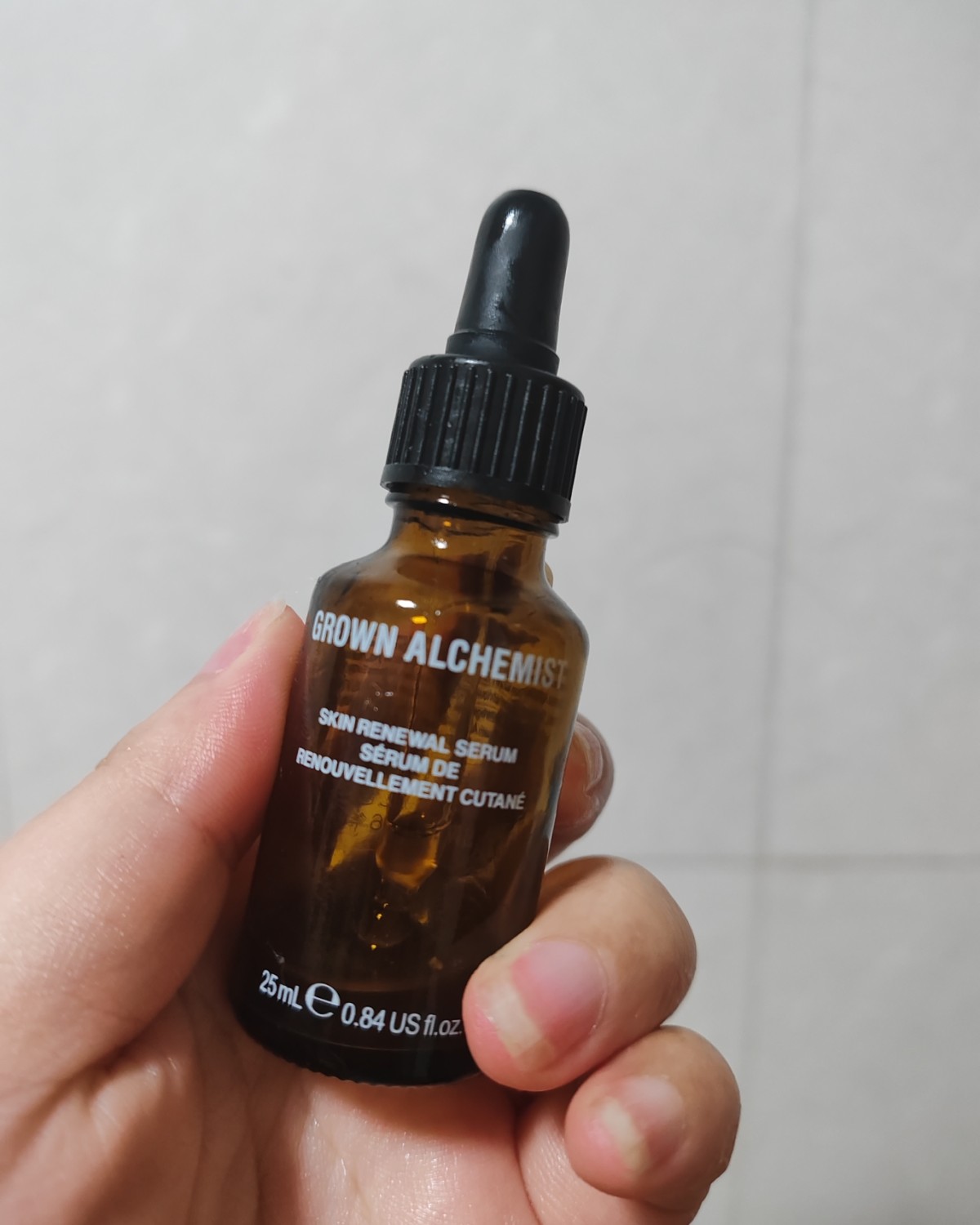 这款是艾科美的一款精华液，好像是焕肤精华吧，因为自己同期买了