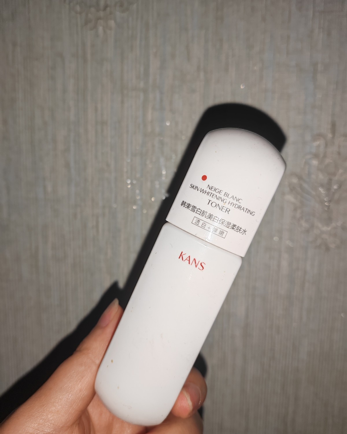 这个韩束白蛮腰保湿水其实是个赠品，就是买韩束红蛮腰套装送了好