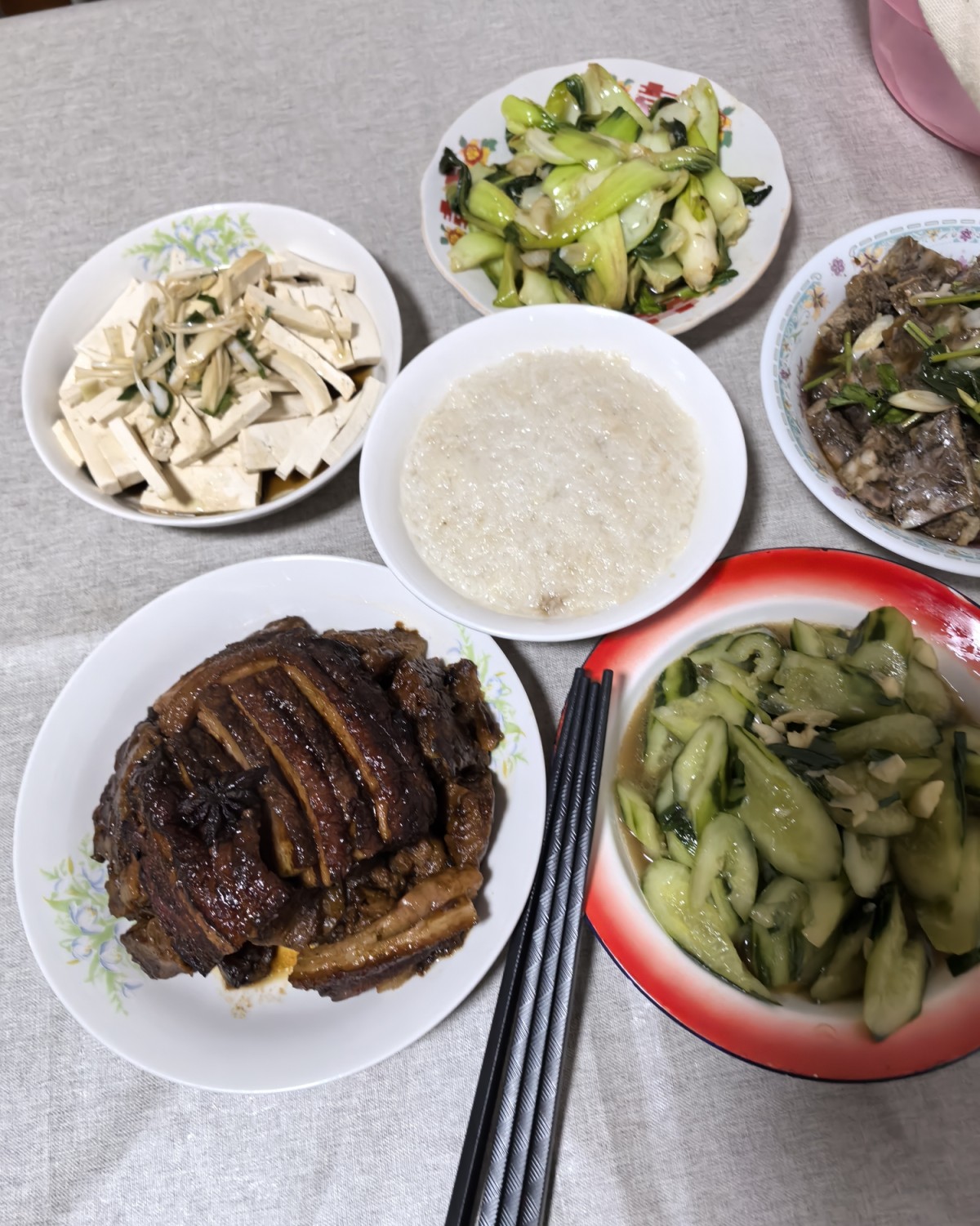 这是回我公公婆婆家的时候吃的晚饭。 老头老太太日常就是蛮节俭