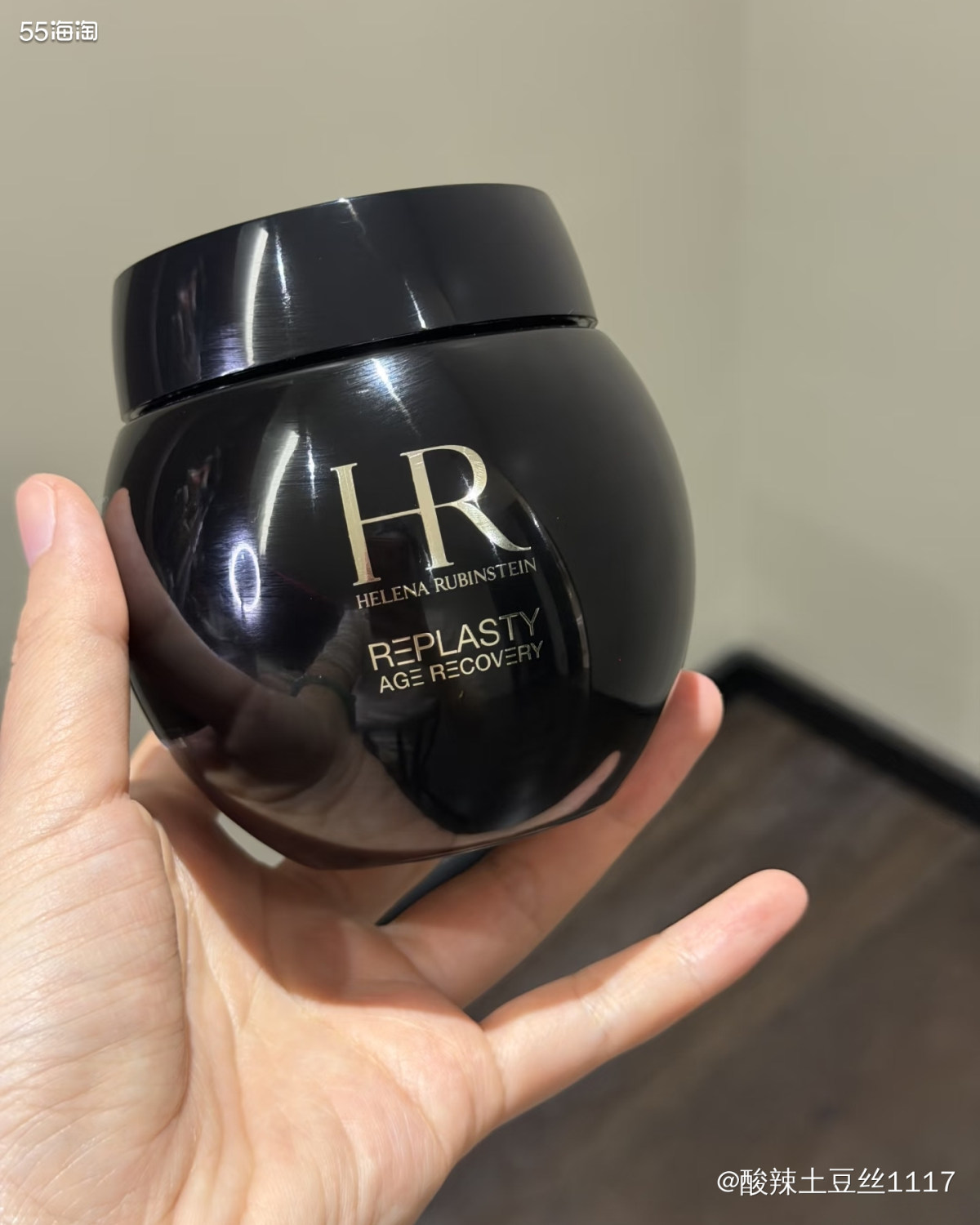 这属于土包子用过最贵的化妆品，应该是属于赫莲娜的黑绷带，第一