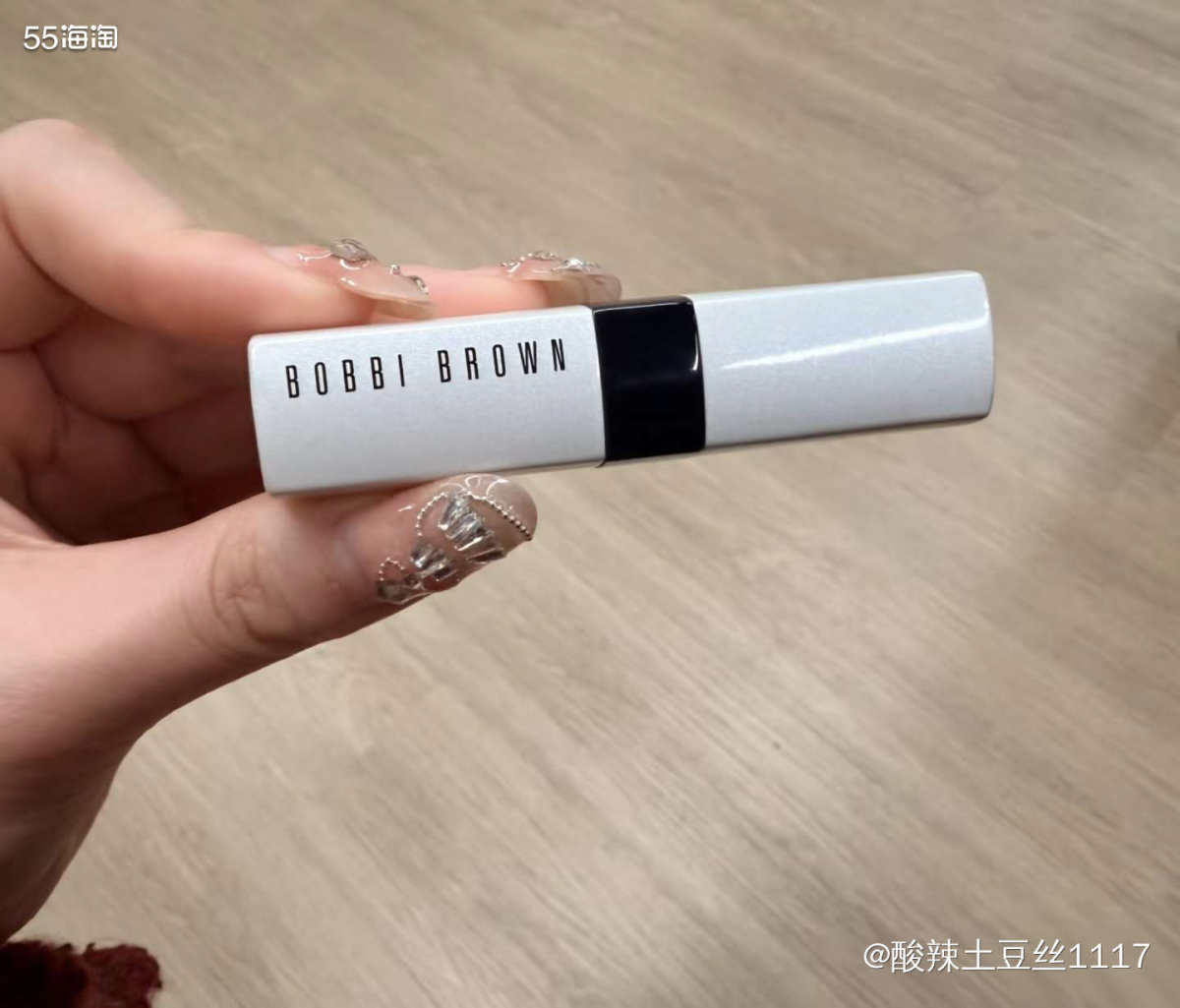 芭比也是大家常买的品牌，一打折也是发了情忘了狠。 这个唇膏真