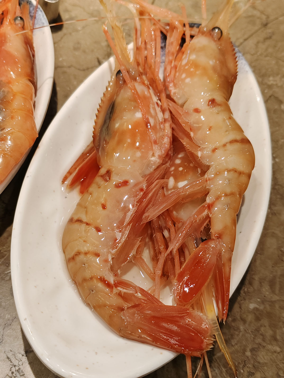 很推荐这家海鲜，食材很新鲜，个头很大，还有龙虾，螃蟹之类的，