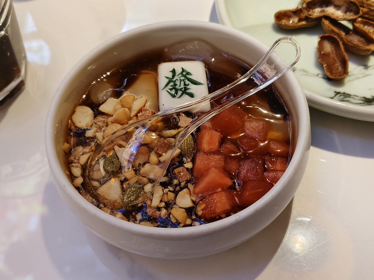 和公主逛街，随机选了一家，吃水煮鱼，味道非常好，对小孩子来说