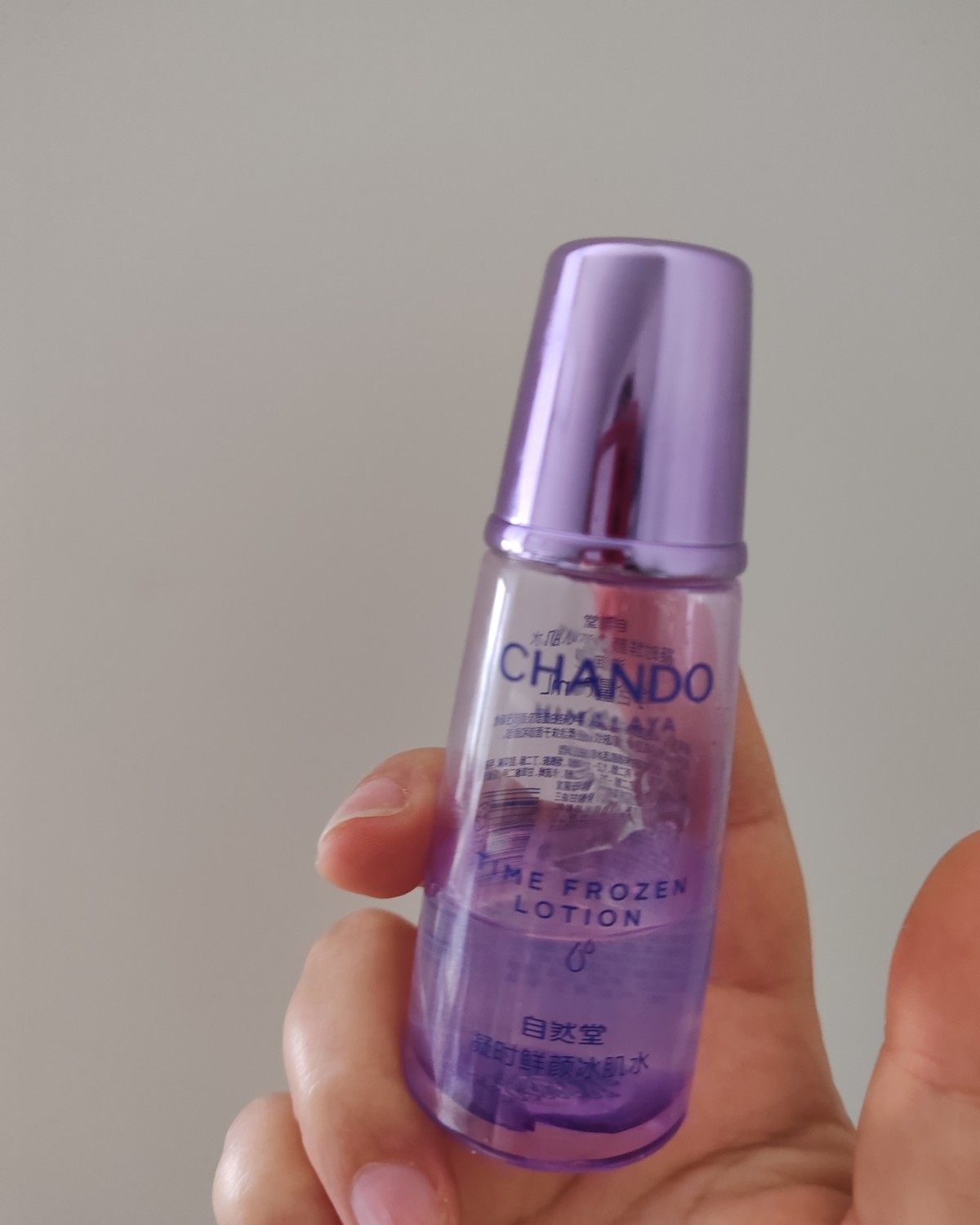 这款自然堂的小紫瓶水，60ml的容量，我都是放在办公室用的！