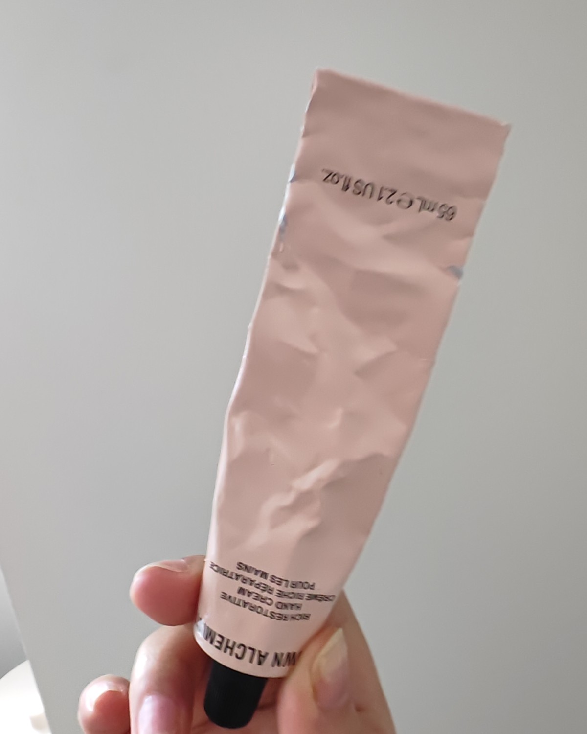 秋冬季节护手霜还是非常的必备的。这款艾科美的绵密盈润护手霜，