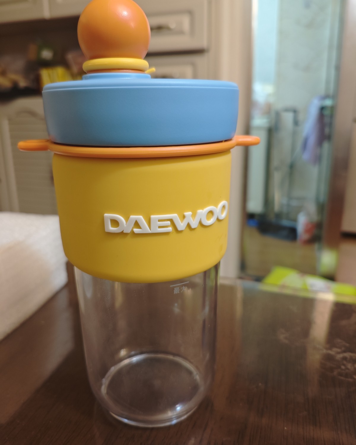 这两天我买了两个小家电，昨天收到了大宇的便携榨汁机，用了一下