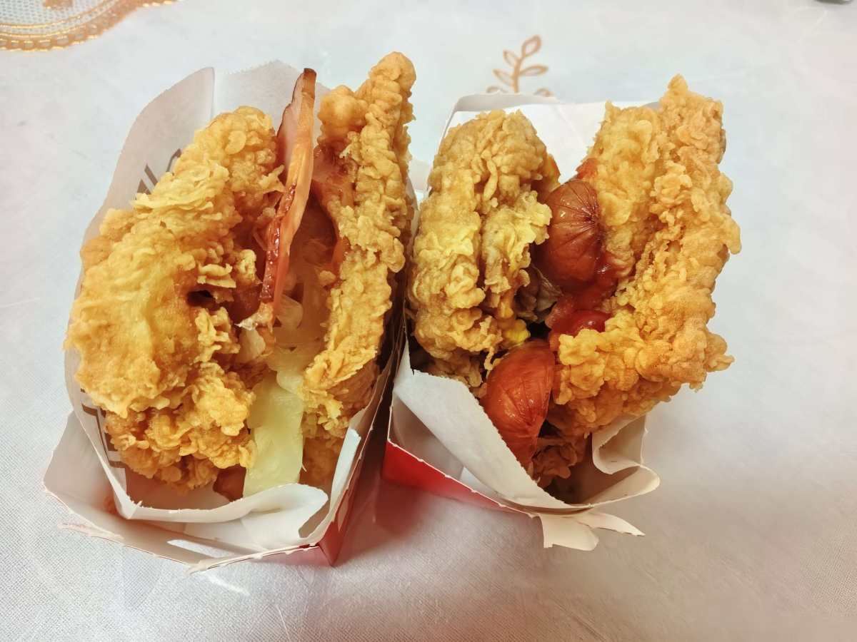 🌸继续分享美食，前段时间肯德基又上新了肉霸堡，室友对他真是