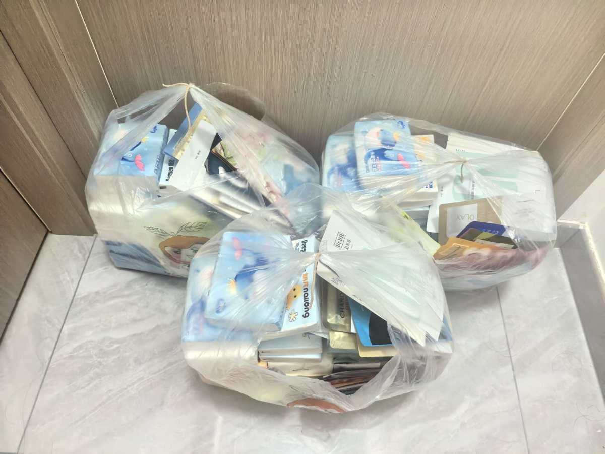 🌸上周日去给小伙伴送尿不湿了，送6包L码的宜婴共计3箱。还