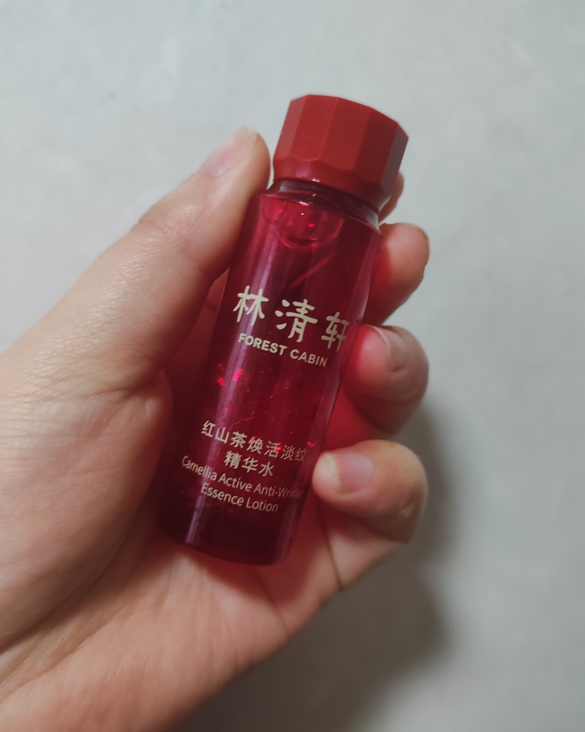 这款是之前那个红山茶精华液套装里面送的一瓶精华水的小样，味道