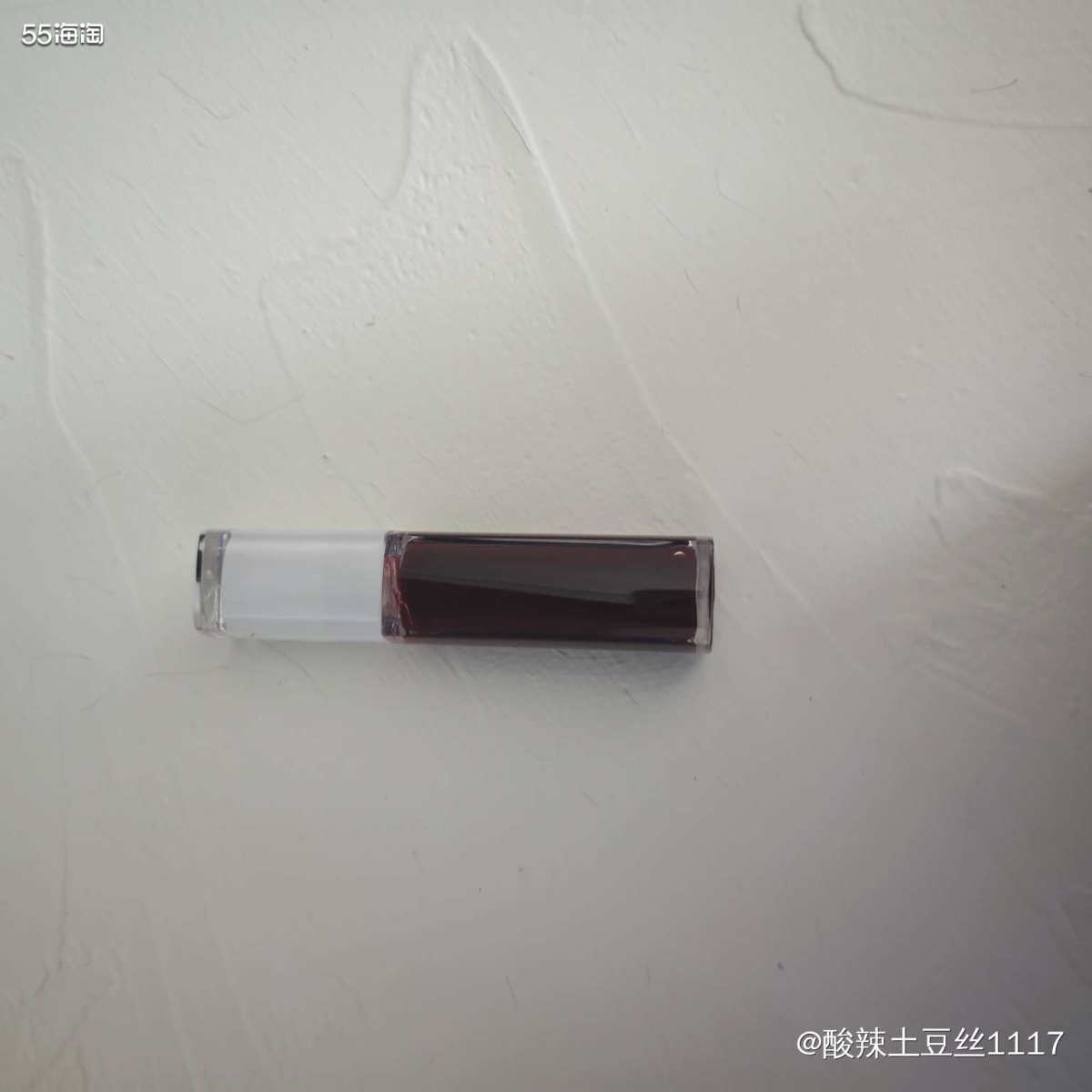 唇蜜其实出了很多色，我感觉颜色也挺好看的，相对于它家的唇膏来