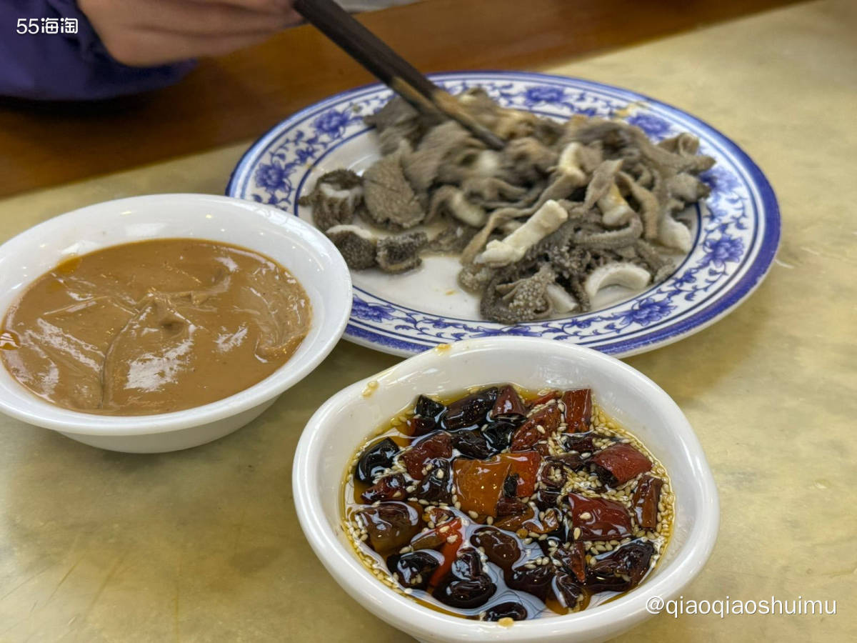 昨晚娃下课之后，他说想吃爆肚，就去啦～这家早到的话还可以，饭