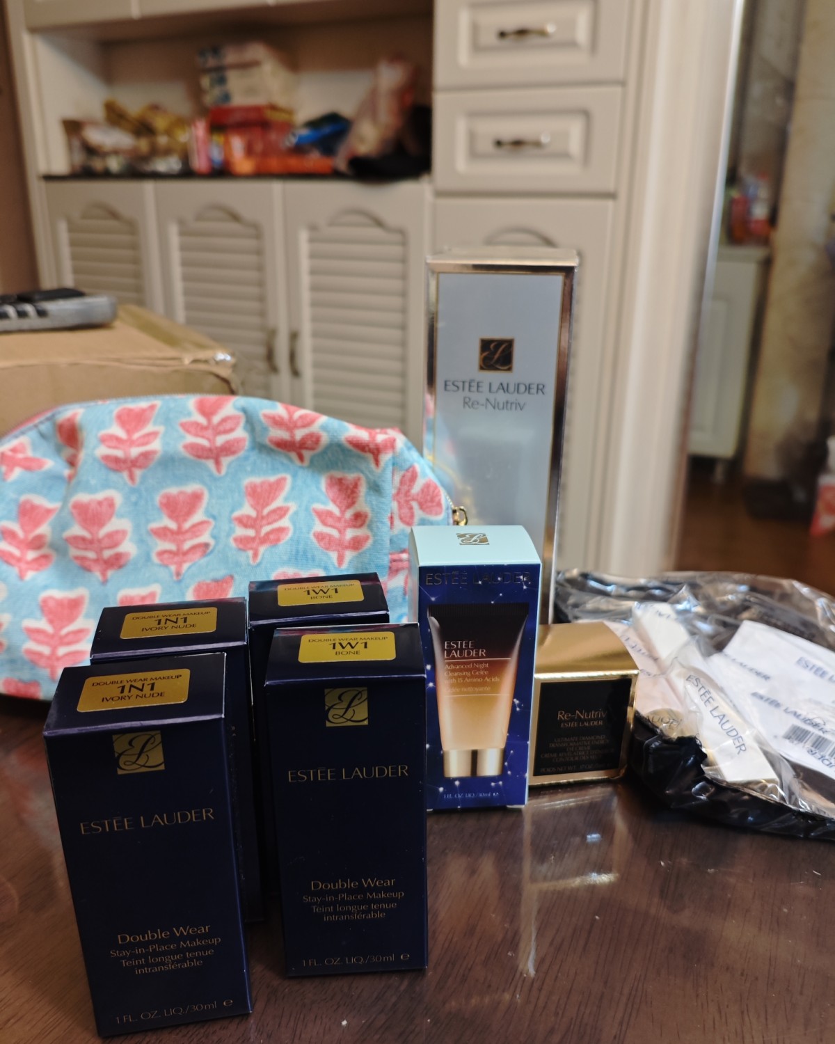 雅诗兰黛春季大促我买了好几单，这是其中一单先到了，走的是野马