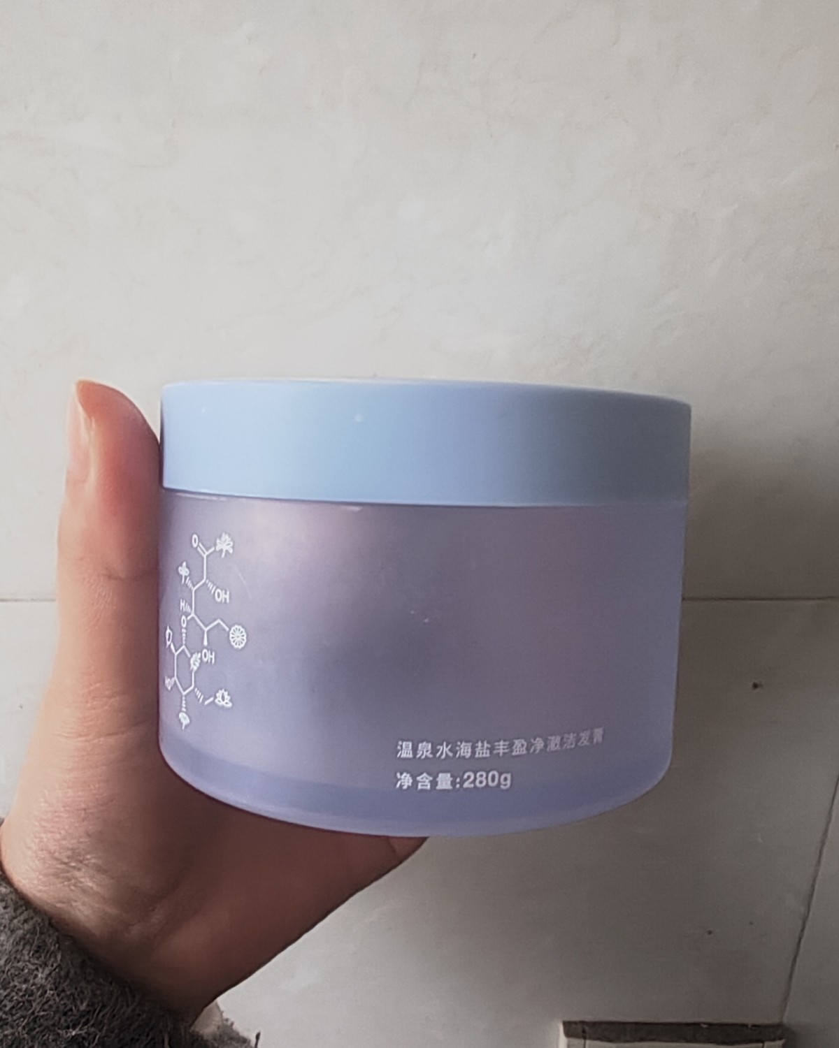 这个是之前买的一个洗头的洗发膏，头皮清洁膏，海盐味道的。 一